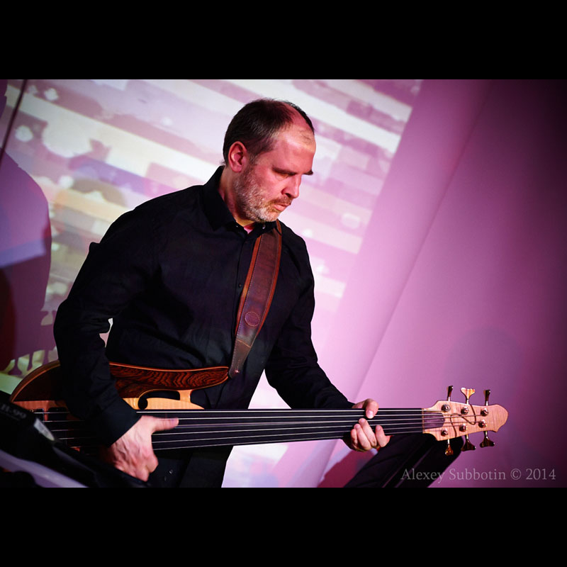 Sergey Grebstel Kalachev playing fretless bass guitar