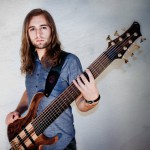 Linus Klausenitzer playing fretless bass guitar