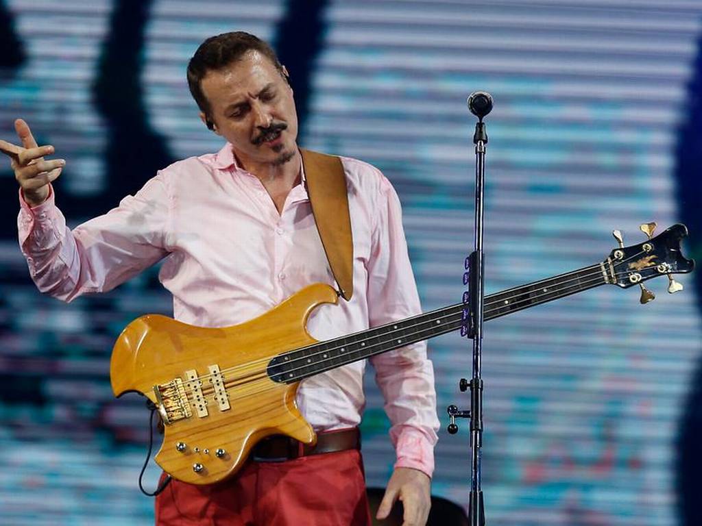Pedro Aznar playing fretless bass