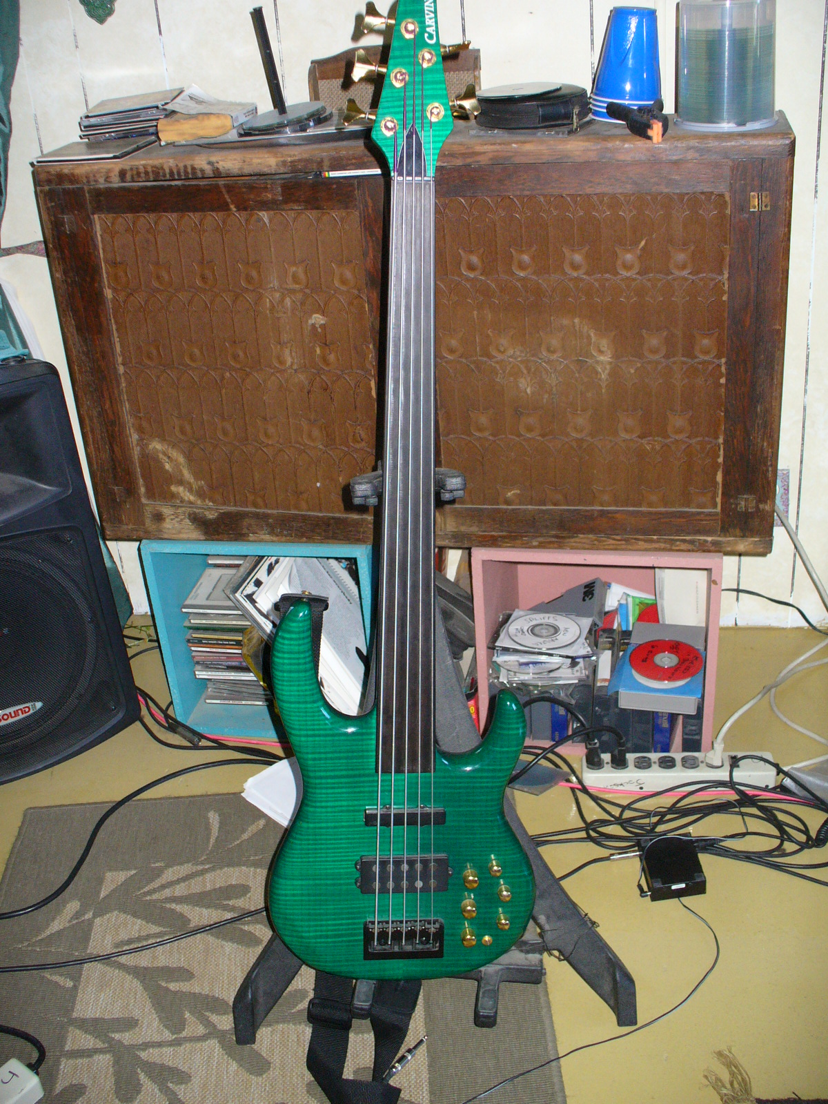 FretlessBass.com user submitted gallery Carvin fretless bass